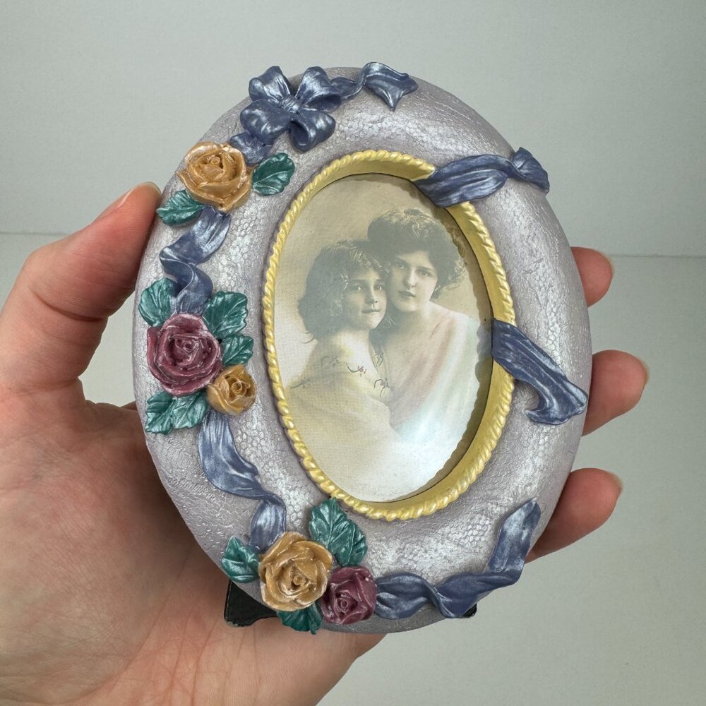 Vtg Tabletop Oval Mini Pic Frame Iridescent Purple w 3D‎ Roses Flowers Ribbons